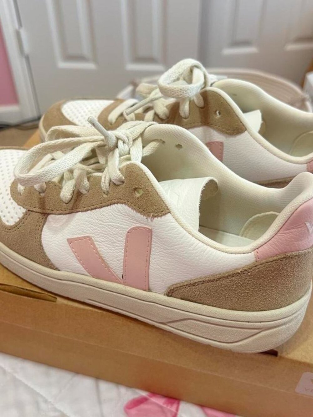 VEJA V-10 LEATHER WHITE PETALE SAHARA US 7